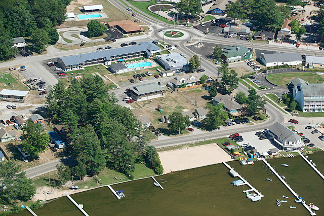 Overhead view of Silver Lake hotels